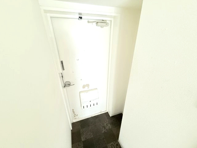 石屋川ロイヤルハイツの玄関