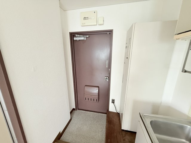 神栄ハイツの玄関
