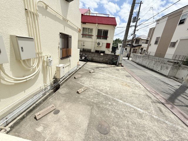神栄ハイツの駐車場