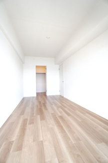 【洋室】 | 【上質リノベ】ファミール江波公園リバーサイド弐番館 | 【洋室約7帖】 どんな家具や敷物でも部屋に馴染みやすく、 コーディネートがし易そうですね。 配置も柔軟に対応できるので身の回りの整理もし易い！ 自分好みの空間に出来そうですね！