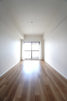 【洋室】 | 【上質リノベ】ファミール江波公園リバーサイド弐番館 | 【洋室約7.0帖】
在宅勤務・リモートワークの書斎や、
趣味やくつろぎのスペースとしても。
家族と一緒に楽しい時間を過ごす中にも、
一人でくつろげる時間と場所は特に良いですね。