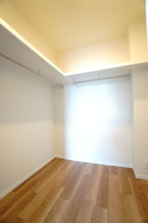 【収納】 | 【上質リノベ】ファミール江波公園リバーサイド弐番館 | 【WIC】
広々しているので、各アイテムが美しく整頓でき、
毎朝の準備がスムーズかつストレスフリーに！
まるで自分だけのブティックにいるかのような
贅沢な気分を味わえる♪