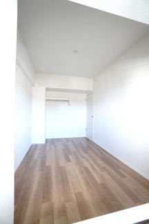 【洋室】 | 【上質リノベ】ファミール江波公園リバーサイド弐番館 | 【洋室約6.4帖】
こども部屋をコーディネート！このぐらいの広さがあれば、 
お子さんの好きな色やモチーフを使ったコーディネートで、
勉強もお片付けも全部楽しいお気に入りの空間にしていけそうですね！