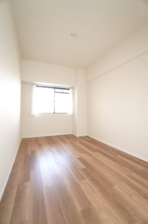 【洋室】 | 【上質リノベ】ファミール江波公園リバーサイド弐番館 | 【洋室約6.4帖】
心と体をゆったりと安らげる主寝室。
寝室のゆとりが大きい分だけ、
暮らしの安らぎは深まります。
一日の疲れを癒すだけでなく、
ご夫婦の親密な語らいを紡ぎ出します。