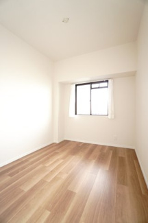 【洋室】 | 【上質リノベ】ファミール江波公園リバーサイド弐番館 | 【洋室約5帖】
在宅勤務・リモートワークの書斎や、
趣味やくつろぎのスペースとしても。
家族と一緒に楽しい時間を過ごす中にも、
一人でくつろげる時間と場所は特に良いですね。
