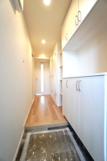 【玄関】 | 【上質リノベ】ファミール江波公園リバーサイド弐番館 | 【玄関ホール】
人を迎え入れる最初の場所だからこそ、
清潔感があり纏まった空間にして頂ける様に
ニッチ風シューズBOXを設置。
照明はオートライト。消し忘れや
出入りが暗くならなく済みます！