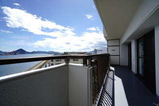 【バルコニー】 | 【上質リノベ】ファミール江波公園リバーサイド弐番館 | 【バルコニー】
リビング全面が接するワイドバルコニー。
前面の建物が邪魔することなくよく陽が当たり、お洗濯物もすぐ乾きそう！
この位の広さがあると、エアコン室外機を置いても十分なスペースを保てます。