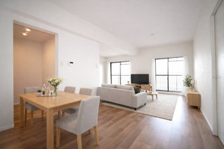 【居間・リビング】 | 【上質リノベ】ファミール江波公園リバーサイド弐番館 | 【約18帖LDK】
元々4LDKだった本物件は、現在の生活スタイルに合わせやすいように
和室をリノベーとし、リビングの一部へと組込みました。
将来の生活スタイルに合わせて4LDKに戻すことも可能です♪