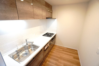 【キッチン】 | 【上質リノベ】ファミール江波公園リバーサイド弐番館 | 【キッチンルーム】
独立型キッチンのメリットは、人目を気にせずに調理に集中できます！
来客時に手元や調理場を見られることなく調理ができ、
隣接するリビングやダイニングまで油や煙が広がりにくくなります。