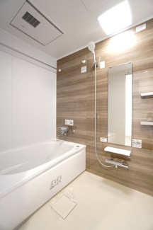 【浴室】 | 【上質リノベ】ファミール江波公園リバーサイド弐番館 | 【バスルーム】
TOTO社製RWシリーズは
「ゆるリラ浴槽」「カラリ床」で独自の技術によりバスタイムを
よりよく演出してくれます！
更に、浴室暖房乾燥機が標準設備！
お手入れが楽なシステムバスです。