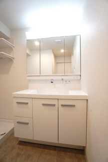 【独立洗面台】 | 【上質リノベ】ファミール江波公園リバーサイド弐番館 | 【コスメカウンター】
LIXIL社製!
キレイアップカウンターが特徴の本商品は、
継ぎ目等が少なく、上から吐水の水栓なので、
水がたまりにくくお手入れ楽々です。
3面鏡裏やボウル下の収納も使いやすい！
