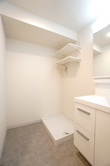 【独立洗面台】 | 【上質リノベ】ファミール江波公園リバーサイド弐番館 | 【パウダールーム】
嬉しい、タオル掛け付きの2段可動式のリネンラック。
しかも装着が楽なワンタッチ式の給水栓！
洗濯機置場はドラム式の洗濯機も入るサイズですが、
お手持ちのサイズが入るか要確認です！