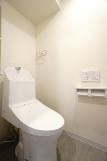 【トイレ】 | 【上質リノベ】ファミール江波公園リバーサイド弐番館 | 【レストルーム】
TOTO社製！
きれいをまもるせいけつトイレ！
お掃除はサッとひとふきで完了！
少ない水で、汚れをしっかり洗い流します。
ツインペーパーホルダーなので、
もしもの時も慌てない！！
