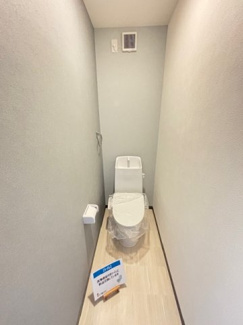 【トイレ】 | 呉市焼山北3丁目【リフォーム済・中古戸建】 | シンプルなデザインはお掃除やしやすく衛生的。温水洗浄便座付き　