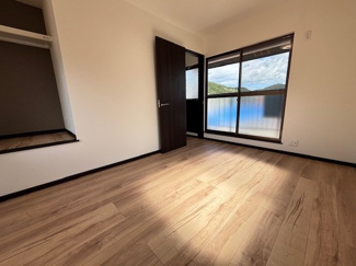 【洋室】 | 呉市焼山北3丁目【リフォーム済・中古戸建】 | 2階　洋室×2　収納付きでお部屋がスッキリ広く使えます。　
