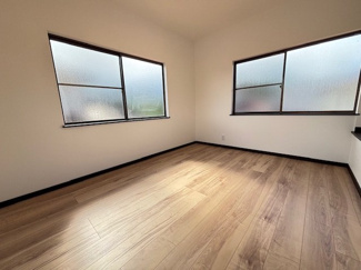 【洋室】 | 呉市焼山北3丁目【リフォーム済・中古戸建】 | 2階　洋室×2　収納付きでお部屋がスッキリ広く使えます。　
