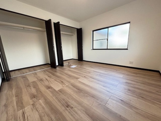 【収納】 | 呉市焼山北3丁目【リフォーム済・中古戸建】 | 2階　洋室×2　収納付きでお部屋がスッキリ広く使えます。
