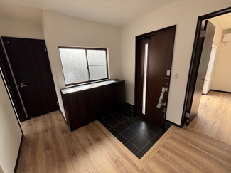 【玄関】 | 呉市焼山北3丁目【リフォーム済・中古戸建】 | 広く落ち着きのある玄関☆シューズボックスが設置されており、家族の靴がスッキリ収納できます☆