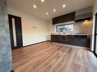 【居間・リビング】 | 呉市焼山北3丁目【リフォーム済・中古戸建】 | １階　16.5帖リビング☆