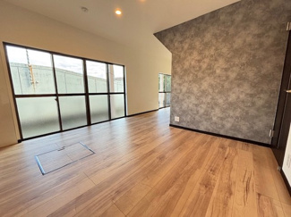 【居間・リビング】 | 呉市焼山北3丁目【リフォーム済・中古戸建】 | 大きな窓が設置された16.5帖リビング☆明るい陽ざしが入ります☆