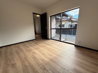 【洋室】 | 呉市焼山北3丁目【リフォーム済・中古戸建】 | １階　洋室☆収納はクローゼットが設置されています☆