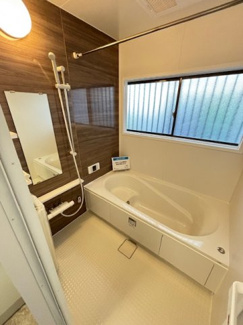 【浴室】 | 呉市焼山北3丁目【リフォーム済・中古戸建】 | ゆったりした浴槽は、足を伸ばしてゆったり湯船につかることができます。
浴室換気乾燥機付きでカビ予防やヒートショック予防に安心です☆