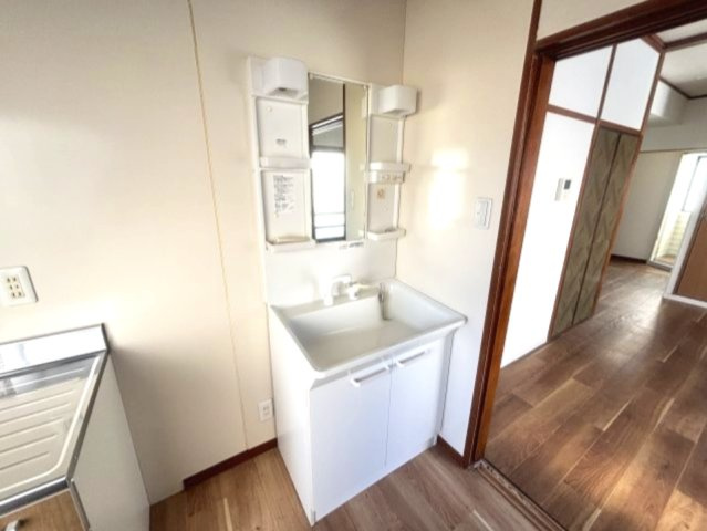 稗原マンションの独立洗面台