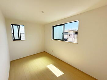 堺市東区日置荘西町　新築一戸建ての洋室