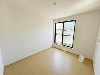 堺市東区日置荘西町　新築一戸建ての洋室