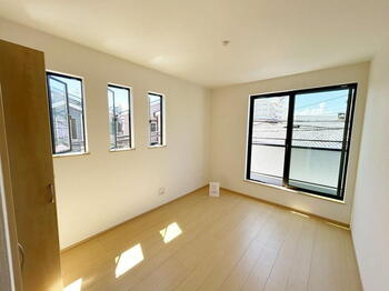 堺市東区日置荘西町　新築一戸建ての洋室