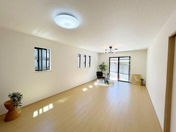 堺市東区日置荘西町　新築一戸建ての居間・リビング