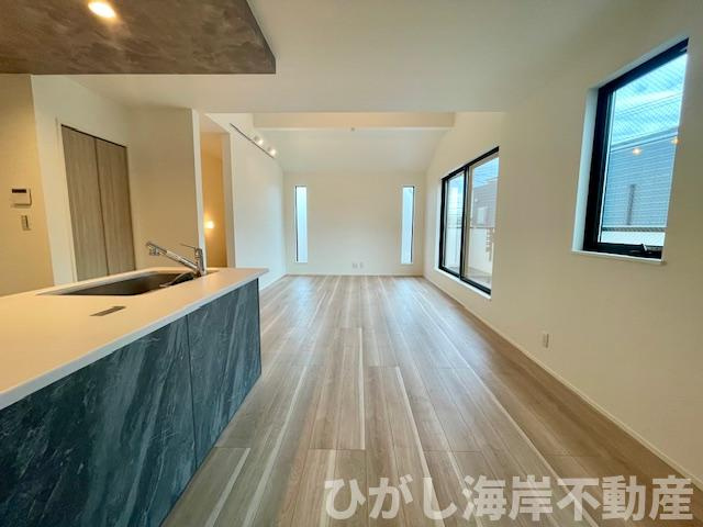 茅ヶ崎市茅ヶ崎　新築戸建のダイニング|18帖　開放感のある勾配天井のLDK