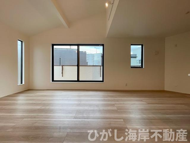 茅ヶ崎市茅ヶ崎　新築戸建の居間・リビング|18帖　開放感のある勾配天井のLDK