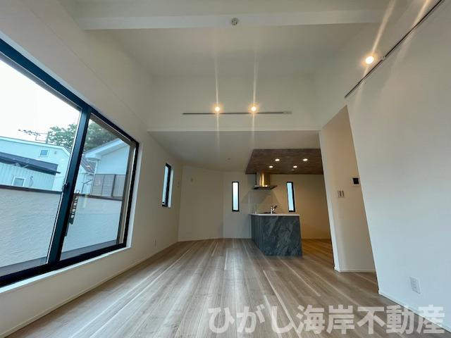 茅ヶ崎市茅ヶ崎　新築戸建の居間・リビング|18帖　開放感のある勾配天井のLDK