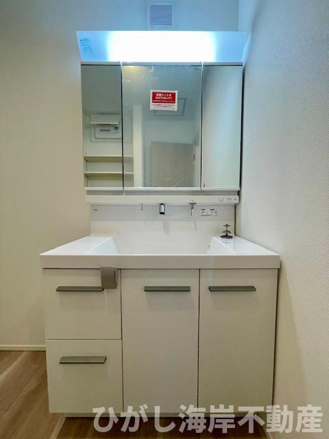 茅ヶ崎市茅ヶ崎　新築戸建の独立洗面台|三面鏡化粧台