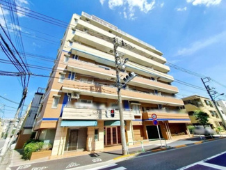 【外観】 | 陽光浴びる外観がシンプルな外観をより際立たせ、人々の記憶に存在感を植え付けます。