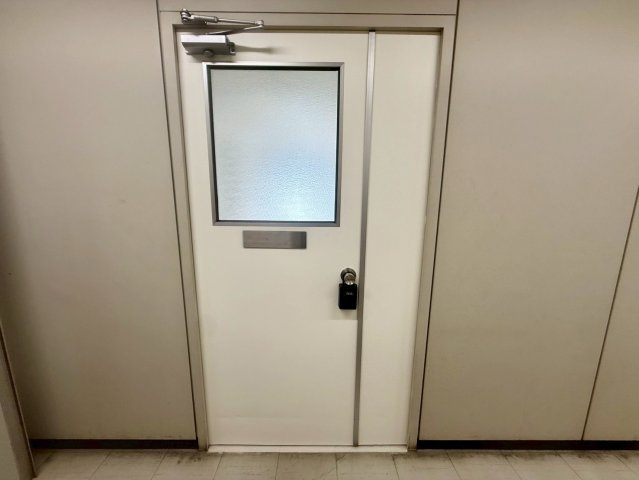康生通南カーニープレイス貸店舗・事務所の玄関