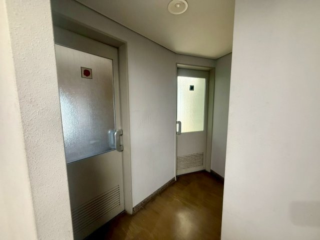 康生通南カーニープレイス貸店舗・事務所の玄関