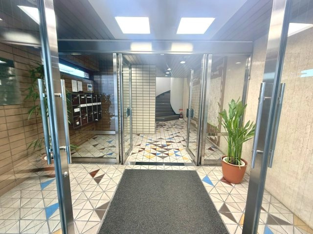 康生通南カーニープレイス貸店舗・事務所のエントランス
