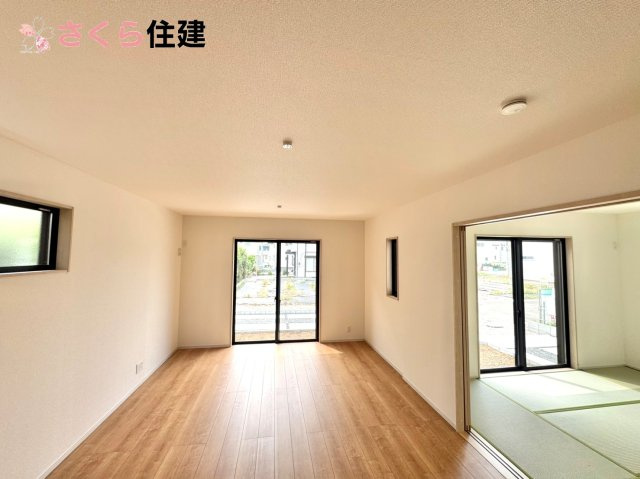 いろどりアイタウン小山市粟宮22-P1　15号棟の居間・リビング|16帖広々リビングダイニング！和室とつなげれば21帖で解放感たっぷりです
