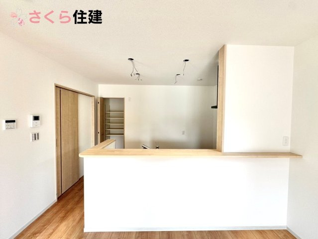 いろどりアイタウン小山市粟宮22-P1　15号棟のキッチン|家族の会話が弾み、お料理の間も子どもに目配りが出来るカウンターキッチン♪
