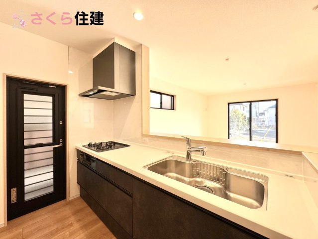 いろどりアイタウン小山市粟宮22-P1　15号棟のキッチン|お子様と並んで料理をしても余裕のゆとりのキッチン。お子様と一緒に料理も叶いますよ♪