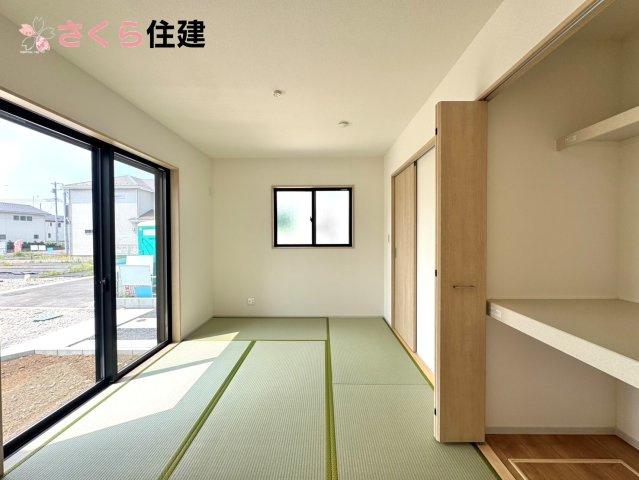 いろどりアイタウン小山市粟宮22-P1　15号棟の和室|リビング横の和室は、思い切りお子様が遊べるキッズスペースにぴったり！押入はおもちゃをすっきり収納♪
