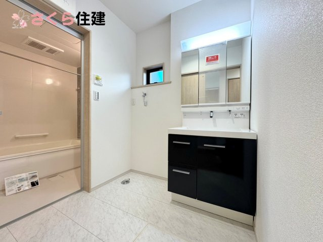 いろどりアイタウン小山市粟宮22-P1　15号棟の独立洗面台|ゆとりある広さの洗面所。両サイド収納の洗面台で、二人ならんで同時の身支度もスムーズです。