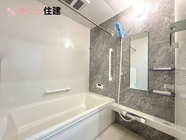 いろどりアイタウン小山市粟宮22-P1　15号棟の浴室|梅雨の時期は大活躍の浴室乾燥機！家族の数だけ増える洗濯物もしっかり乾かせます
