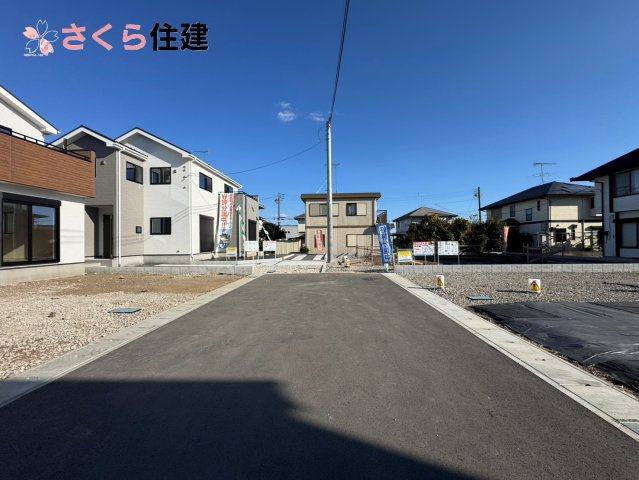 いろどりアイタウン小山市粟宮22-P1　15号棟の前面道路含む現地写真|前面道路６ｍ　ラクラク駐車できます！！