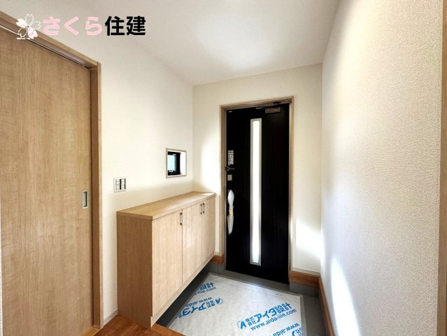 いろどりアイタウン小山市粟宮22-P1　15号棟の玄関|玄関がいつも片づく大型シューズボックス。お子様の靴のサイズが大きくなっていっても安心の広々スペース！