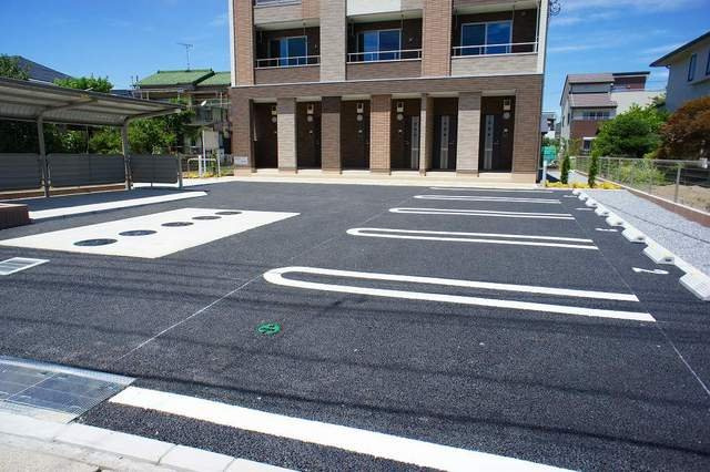 ドゥ　メゾンの駐車場