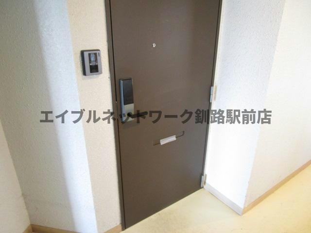 栄ハイツの玄関