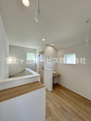 【内装】 | 藤枝市下藪田 新築一戸建て 1号棟 | 2Fホールです
吊り下げタイプの室内物干し用ポールがついています